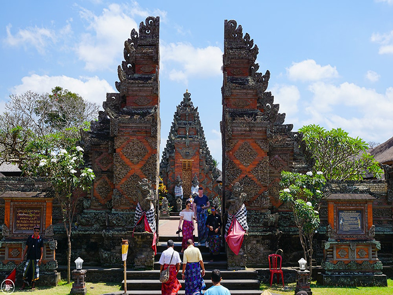 Obyek-Wisata-Pura-Batuan-Sewa-Mobil-Bali