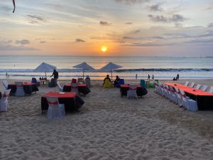 Bali-Paket-Wisata-Makan-Malam-Di-Pantai-Jinbaran-Bali