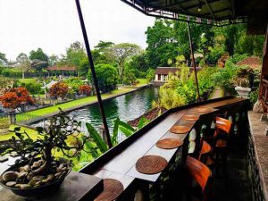Makan-Siang-Di-Taman-Tirta-Gangga-Sewa-Mobil-di-Bali