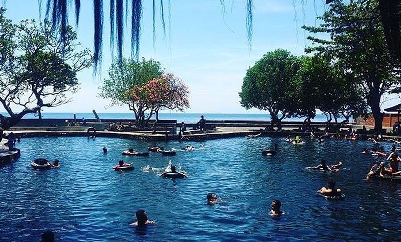 Kolam Renang Air Sanih - Paket Wisata Bali