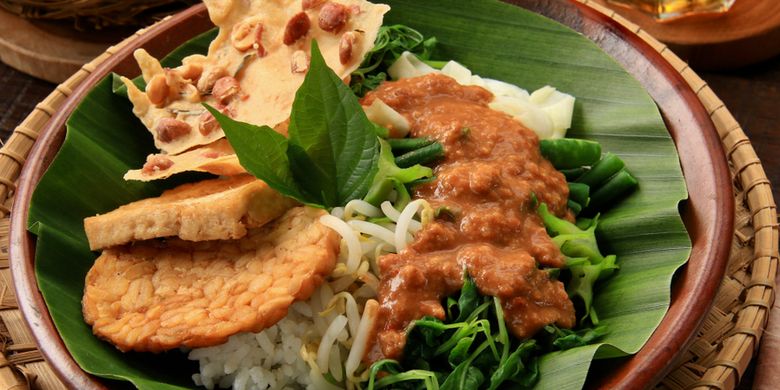 Paket Wisata Bali - Nasi Pecel Bu Tinuk Tidak Pernah Sepi Baik Siang Maupun Malam Hari