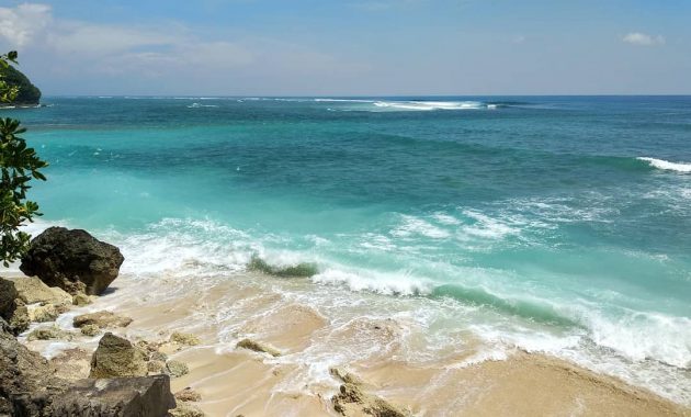 Paket Wisata Bali - Pantai Terindah di Bali Green Bowl