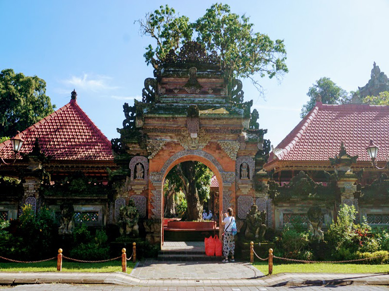Pura Taman Saraswati - Paket Wisata Bali