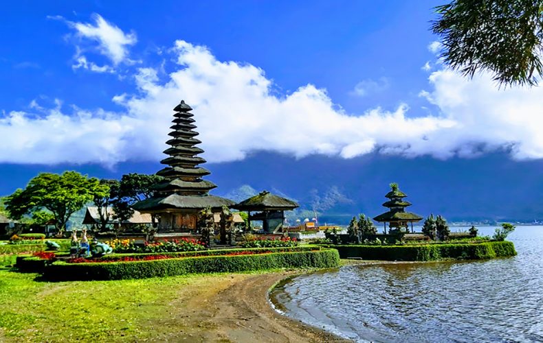 Pura Ulun Danu Beratan - Paket Wisata Bali - sewa mobil bali